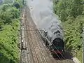 低速でシャップ（en）に接近中の71000。丘陵地に低速で迫る機関車は牽引力を発揮できず、このわずか5分後、ペンリスで故障が判明する。（2007年6月9日）