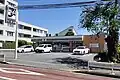 セブン-イレブン成城1丁目店（2022年秋に景観配慮型の外観に改装）