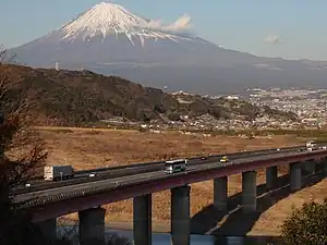 富士川サービスエリアから見た東名富士川橋と富士山
