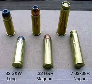 市販されている 7.62×38mmR弾 (右) と .32S&Wロング and .32 H&R マグナムとの比較