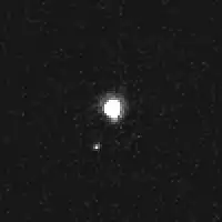 ハッブル宇宙望遠鏡が2005年1月19日に撮影したプルコヴァと衛星