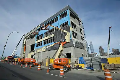 建設中の換気塔
