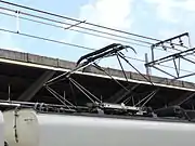 デオ800形（左）とデオ810形（右）のパンタグラフ