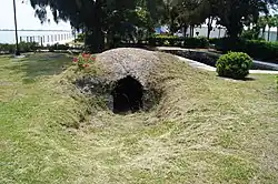 西側管制塔付近に残る防空壕。この他にも複数個所残存している。