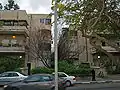Yitzhaki House（建築家: Pinhas Hitt, 1933年）。温室で分断されている2棟の住宅で互いに鏡写しになっている。