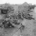 道端で休息中のロイヤル・スコッツ兵士（1944年）