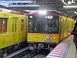 記念ロゴを掲出した一般車左隣は特別仕様車