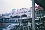 1991年（平成3年）2月の万代口側駅舎にはアーケードの上部にメッセージボードが設置されていた。