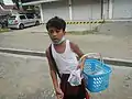 路上で物を売るフィリピン少年