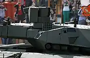 砲塔にある機関銃プラットフォームと戦車長用センサーのアップ。