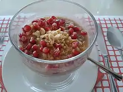 アシュレ (Ashure, オートミールにも似た質感が特徴 類似する料理がバルカン諸国や南コーカサスに存在する)