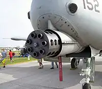 機首下部に露出した30 mmGAU-8 ガトリング砲の砲口