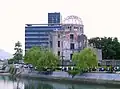 原爆ドームと商工会議所。