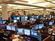 アメリカ合衆国の石油取引のオフィスの液晶ディスプレイの群れ（2004年、US Energy Markets）