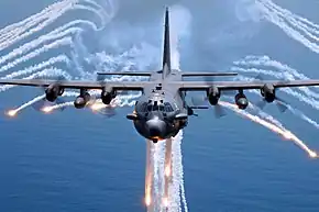 フレアを放出するAC-130H スペクター