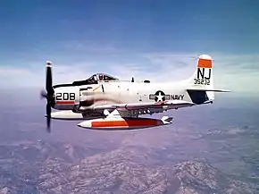飛行するUSMCのAD-6 135232号機(第122攻撃飛行隊所属、1960年代撮影)