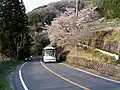 山あいを行く小型車や02系統、篠原付近にて2008年撮影