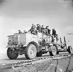 BL 4.5インチ砲を牽引するAECマタドール、1943年、北アフリカ戦線。