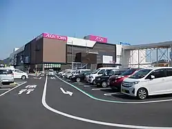 イオンタウン姶良（鹿児島県姶良市、イオンタウン運営）※「イオン」を核店舗としたSCの例