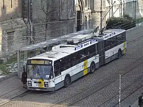 バス停に停車中のトロリーバス