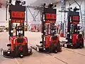 待機する無人搬送車