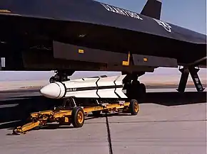 YF-12の兵器倉に搭載されようとしているAIM-47