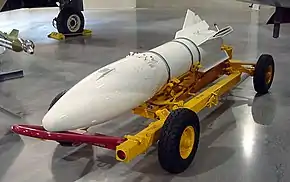 MF-9トレーラーに載せられたAIR-2Aジニー(安定翼展開状態、ヒル航空博物館所蔵)