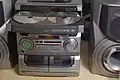 アイワのCDざんまい(3枚)／MD／ダブルカセットコンポ。再生中のディスクチェンジはこの機種以降に発売された。