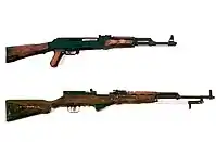 AK-47（上）とSKS（下）銃身上部に配置されるガスピストンの形状など、一部共通点がある。