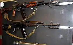 AK74前期型(上)とAKS74後期型(下)弾倉は2挺とも6L23で、6Kh5銃剣を装着している