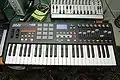 多機能な鍵盤型MIDIコントローラー（中央）。