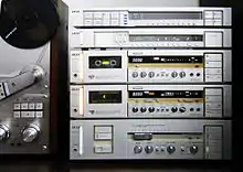 アカイの製品(上からタイマー、チューナー、カセットテープデッキ、アンプ)