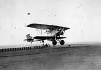 航空母艦に着艦するF2B