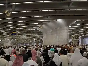 橋の内部空間。中央にジャムラ