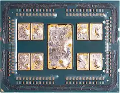 殻割りしたAMD EPYC 7702。CCDが8つあることが分かる。はんだTIM (サーマル・インターフェース・マテリアル) が使用されている。Threadripperプロセッサも同様の構造をしている。