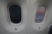 電子カーテンを最も暗くした窓（左）と最も明るくした窓（右）