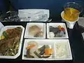 全日本空輸(ANA)エコノミークラスの和食機内食(2012年2月)。和食と洋食が選択可能であった。