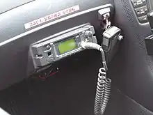 日本のパトカーに搭載されたトランシーバー(APR-ML1)。警察無線のトランシーバー。