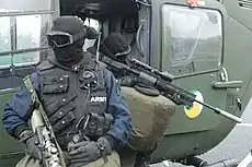 サプレッサーを装着した狙撃仕様のHK417を持つ、アイルランド陸軍レンジャー部隊の隊員