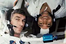 NASAの宇宙飛行士エヴァンスとサーナンが使用しているプラントロニクス(SPENCOM)ヘッドセットは、どちらも「スヌーピー」キャップを着用し、アポロ17号の宇宙船に搭載された。