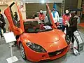 ドアを開けた状態（湘南オートモビル・ビジネス専門学校所蔵車：東京オートサロン2008にて）