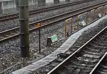 停車場の場内区間での閉塞境界標識（第五場内軌道回路を示す）