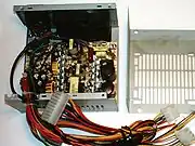 ATX電源。PCの中心となるMPUやCPUが搭載された基板のほうに焦点を当てた場合の、その基板に電力を供給している電源であり、いくつかある規格のひとつの呼称。