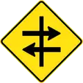 (W2-V112-1) 中央分離帯のある道路との十字路あり（ビクトリア州）