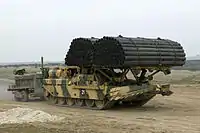 トレーラーを牽引するチーフテンARRV、2005年。