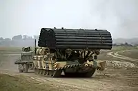 軍事利用の例。第二次世界大戦後は装甲車両の重量増加を受け、このような"鋼鉄パイプ製の粗朶"が導入された。