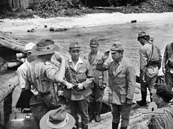 オーストラリア陸軍少佐の敬礼を受け答礼を行う第87警備隊司令加藤榮吉海軍大佐