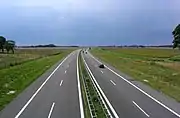 モータリゼーションの結果建造されるようになった自動車道路の例。国民が支払った税金を大量に投入して建造したのに、あまり自動車が走っていない道路の例(ドイツ、ロストック付近。A20道路)
