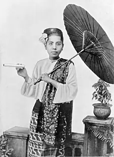 ビルマ族の女性(1920年代撮影)