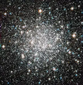 2012年にハッブル宇宙望遠鏡の掃天観測用高性能カメラ (Advanced Camera for Survey, ACS) で撮像された球状星団M68。